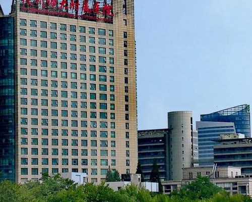 新生儿频繁打嗝的原因与应对方法